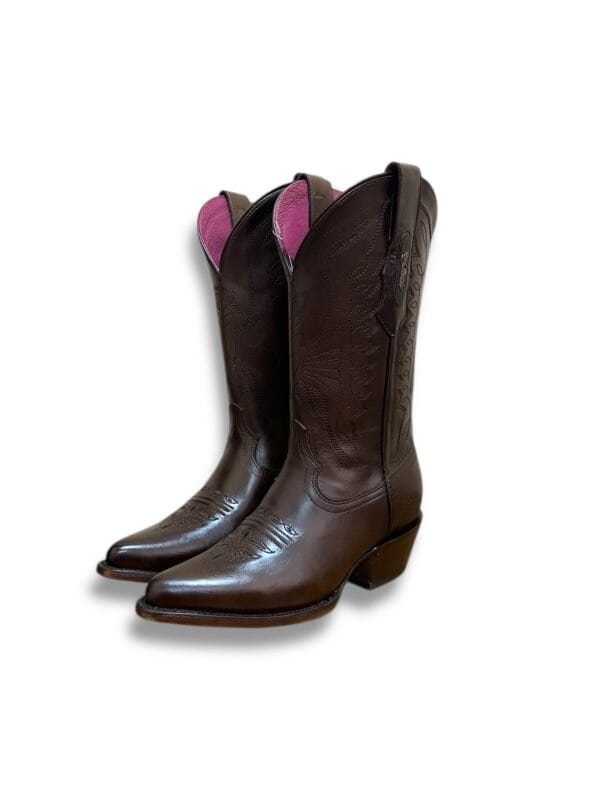 Botas de cowboy de cuero marrón con forro rosa, perfectas para estilo vintage y rodeo. Diseñadas para comodidad y durabilidad, ideales para moda western y eventos tradicionales en España.