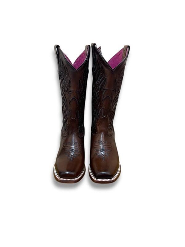 Botas de cuero cowgirl con detalles de costura y suela robusta en marrón, ideales para un estilo western auténtico. Diseñadas para comodidad y durabilidad, perfectas para montar y ocasiones casuales o formales.