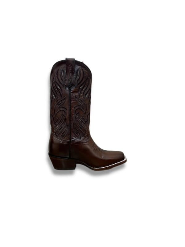 Botas de cuero marrón con diseño de grabados y detalles decorativos, ideal para estilo cowboy y moda occidental.