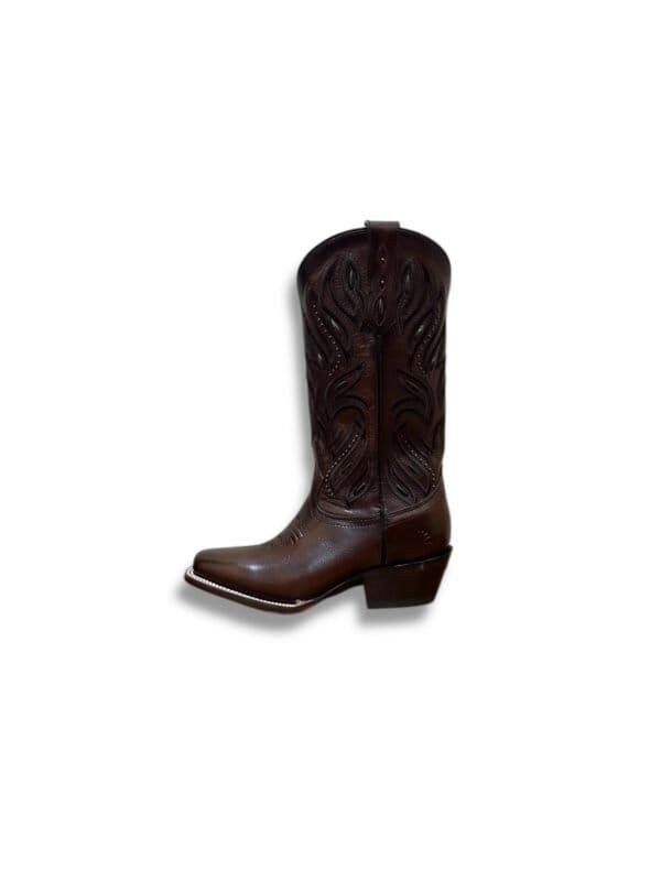 Botas de cuero marrón con detalles en relieve y punta estrecha, ideal para estilo western y charreada. Zapatos elegantes para ocasiones especiales con diseño artesanal y duradero.