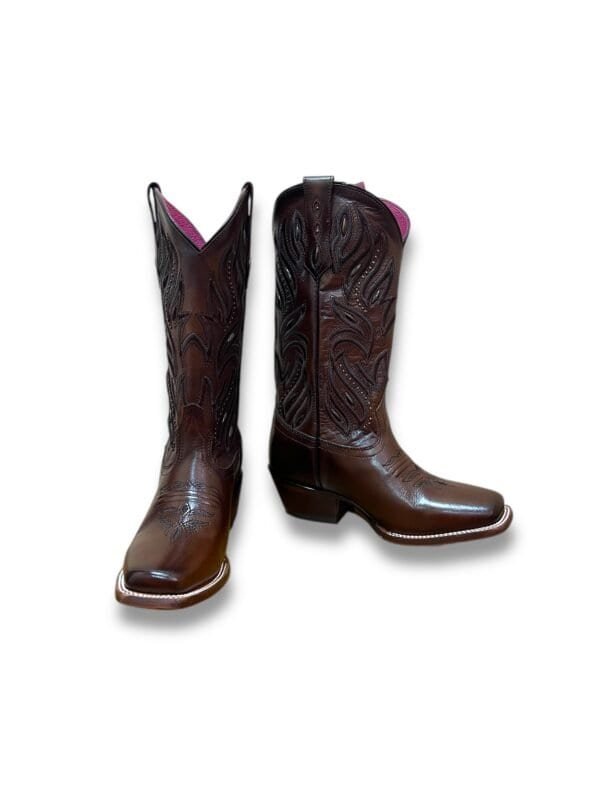 Botas de vaquero de cuero marrón con detalles bordados y diseño tradicional, ideales para montar a caballo o lucir estilo Western en eventos y ocasiones casuales.