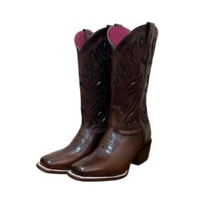 Botas vaquera de cuero marrón con detalles en negro y diseño estampado para mujer.