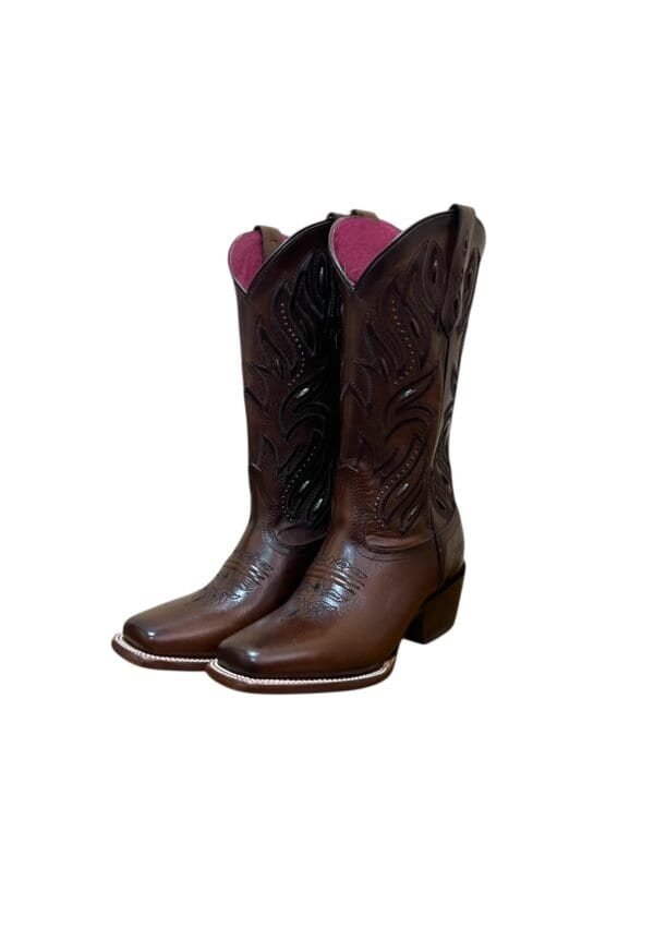 Botas vaquera de cuero marrón con detalles en negro y diseño estampado para mujer.